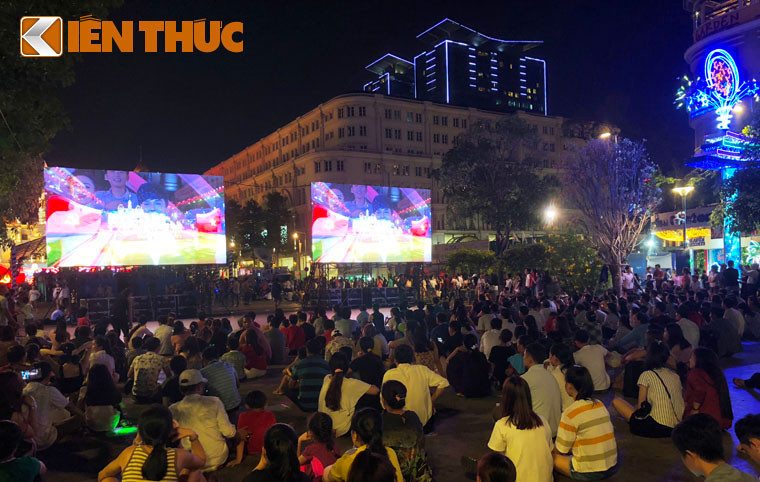Người dân TP HCM thưởng thức chương trình nghệ thuật qua màn hình trực tiếp trên phố đi bộ. Tất cả cũng háo hức chờ thời khắc pháo hoa trực sáng trên sông Sài Gòn.