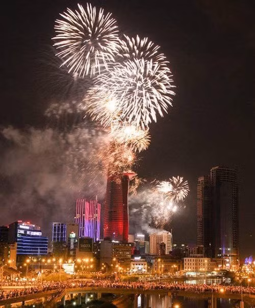 21h tối nay 30/4, TP HCM sẽ tổ chức bắn pháo hoa tầm cao tại nốc hầm vượt sông Sài Gòn để chào mừng kỷ niệm 43 năm Giải phóng Miền Nam, thống nhất đất nước. 