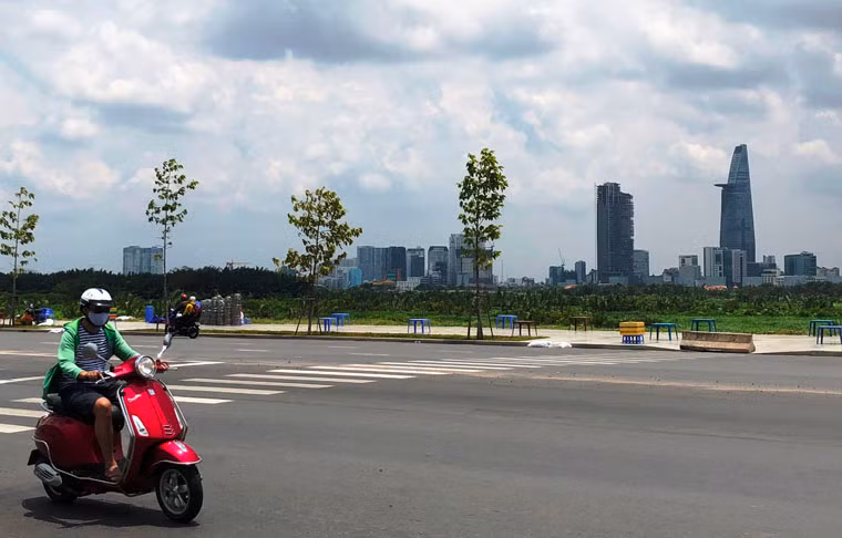 Từ giữa trưa nay (30/4), bất chấp cái nắng chói chang ngay đầu hè, hàng chục người dân đã bày bàn ghế khắp các vỉa hè trên hàng loạt tuyến đường ở khu đô thị Thủ Thiêm (quận 2).