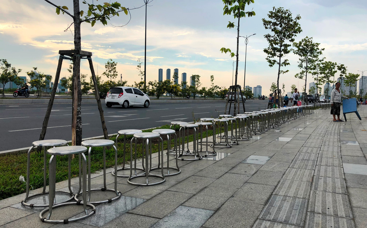 Đến 17h chiều cùng ngày, cả khu vực gần điểm bắn pháo hoa ở khu đô thị Thủ Thiêm hầu như đầu bị "con buôn" chiếm chỗ.