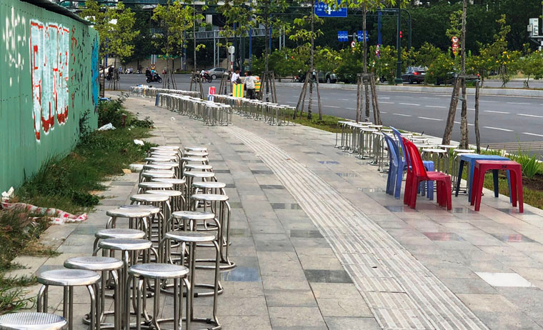 Thậm chí có người dân chiếm cả vỉa hè gần hơn 500 mét để làm chỗ kinh doanh tối 30/4 ở khu vực bắn pháo hoa.