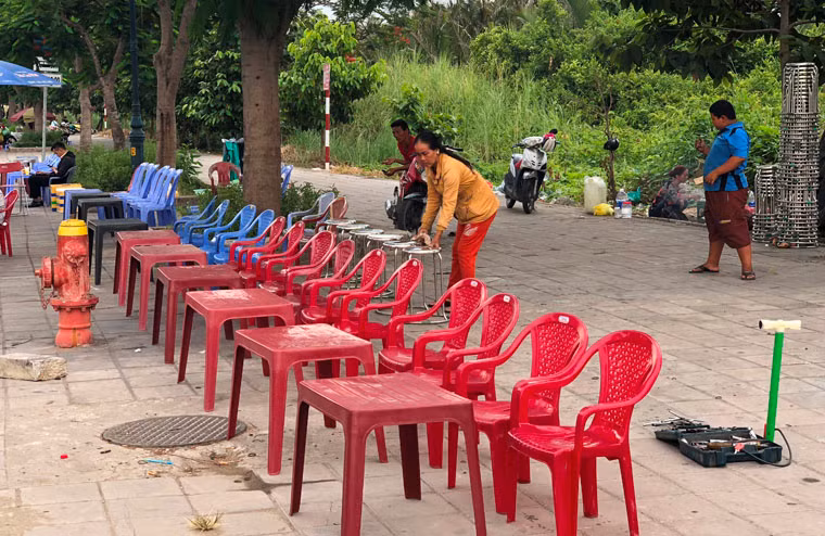 Càng về chiều, tình trạng chiếm vỉa hè với vị trí đẹp để khách ngắm pháo hoa càng hoạt động tấp nập.