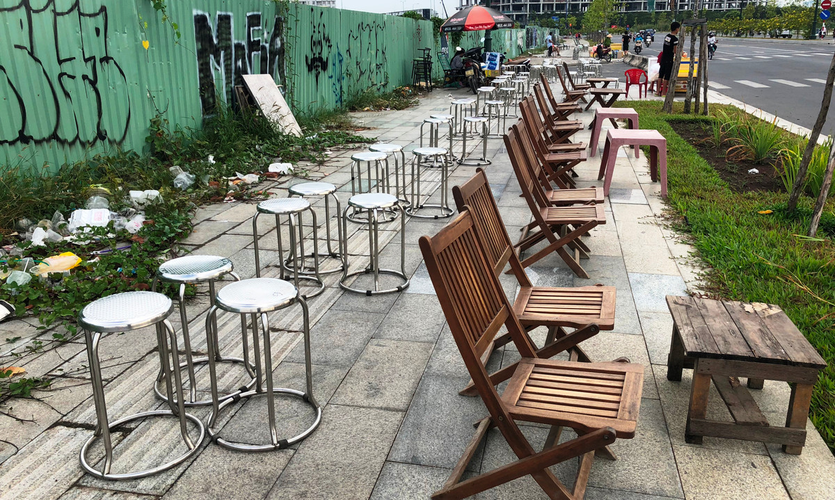 Dù vậy nhưng không thấy bất cứ lực lượng nào, từ Công an phường, đến UBND phường, trật tự đô thị quận... có mặt để kiểm tra xử lý hành vi ngang nhiên chiếm vỉa hè để kinh doanh, buôn bán ngay đô thị được xem là hiện đại nhất nước.