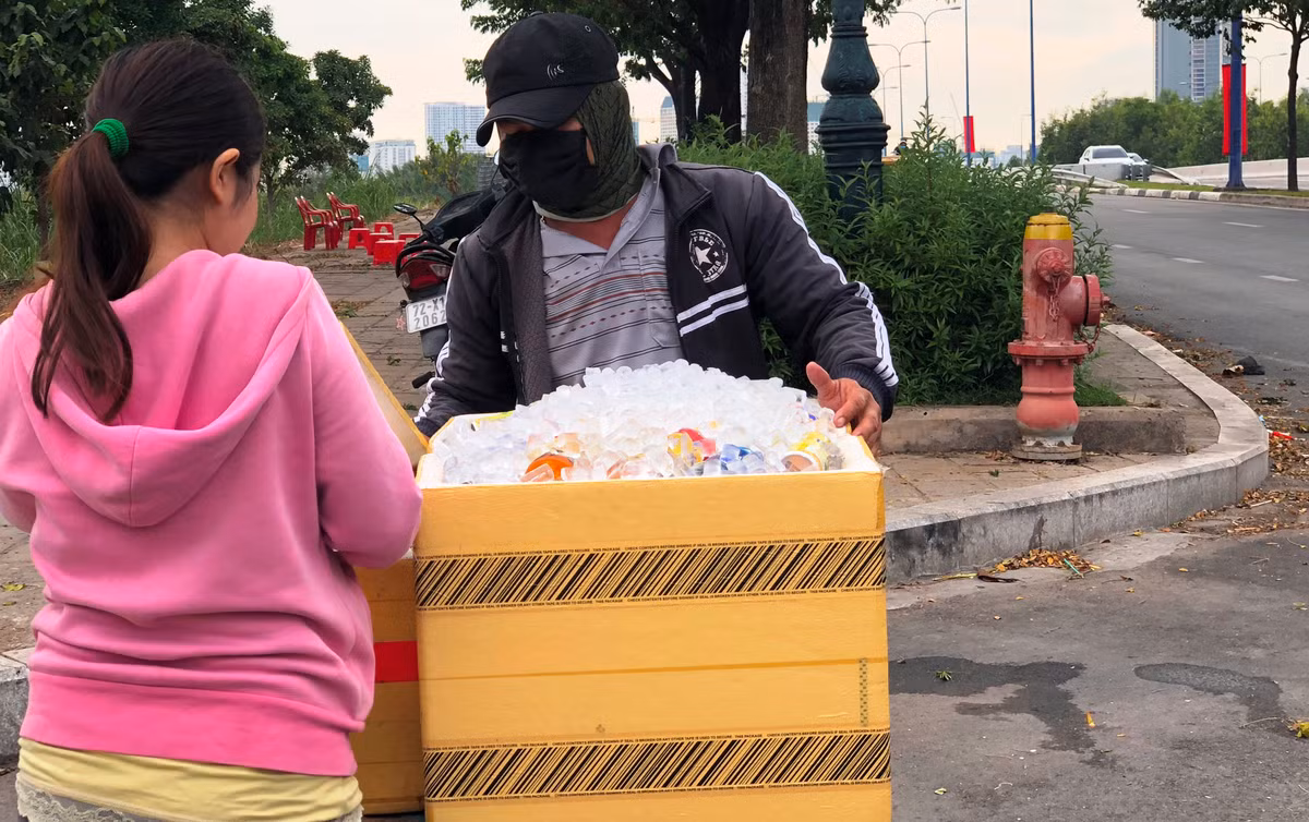 Đôi vợ chồng chuẩn bị khá đầy đủ cho buổi kinh doanh chiều tối nay tại khu vực gần hầm Thủ Thiêm.