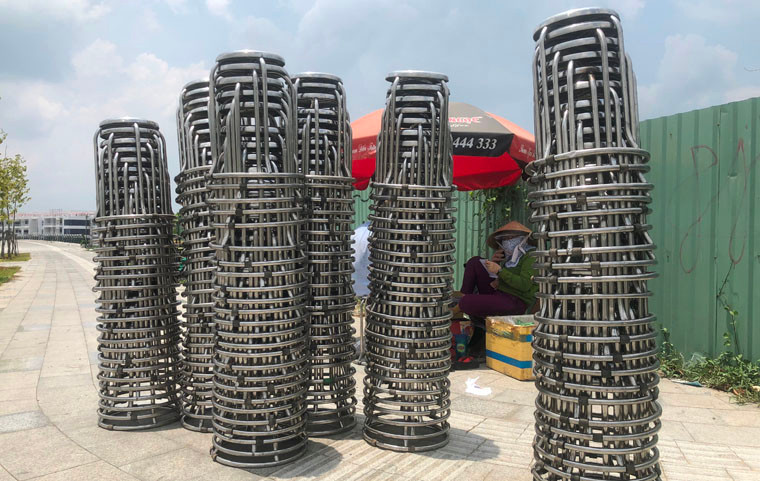 "Chúng tôi phải huy động những người trong nhà ra đây từ 12h trưa nhằm chiếm vị trí tốt nhất cho buổi kinh doanh phục vụ người dân xem bắn pháo hoa dịp 30/4 mà mỗi năm chỉ có vài lần", một người phụ nữ chiếm trọn hàng trăm mét vỉa hè trên đường Nguyễn Cơ Thạch (gần cầu Thủ Thiêm) thẳng thắn chia sẻ.