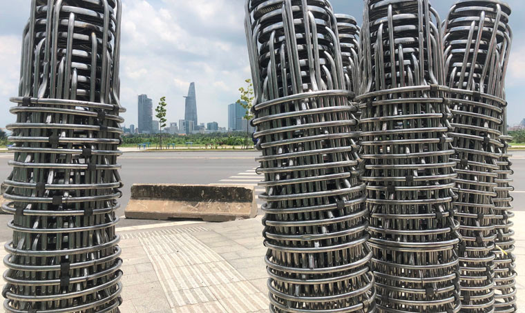 "Gia đình tôi đã bỏ ra hàng chục triệu đồng để thuê ghế, mua trữ các loại nước để bán cho khách đến xem pháo hoa", một người dân chia sẻ.