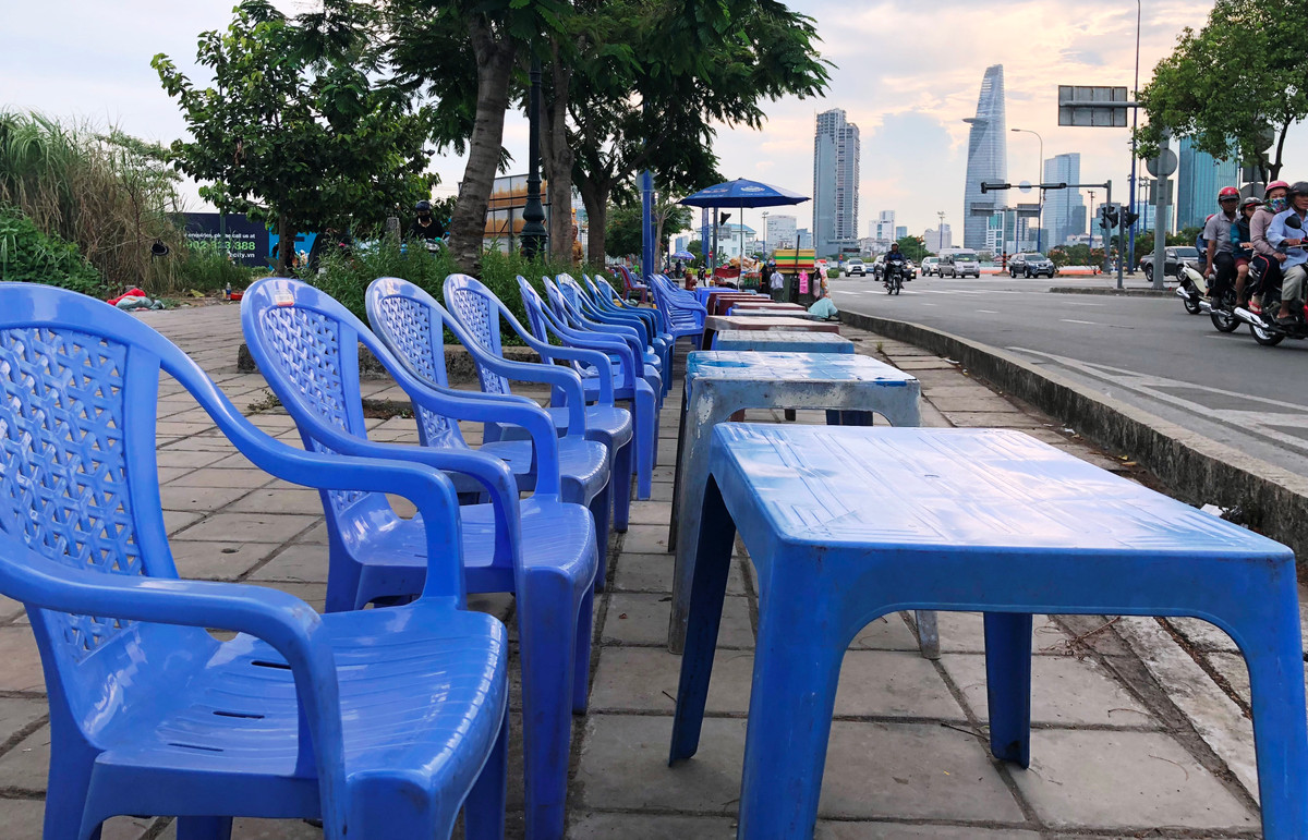 Ước tính mỗi người huy động người thân chiếm hàng trăm mét vỉa hè trên các tuyến đường ở khu đô thị Thủ Thiêm, gần khu vực bắn pháo hoa tầm cao.