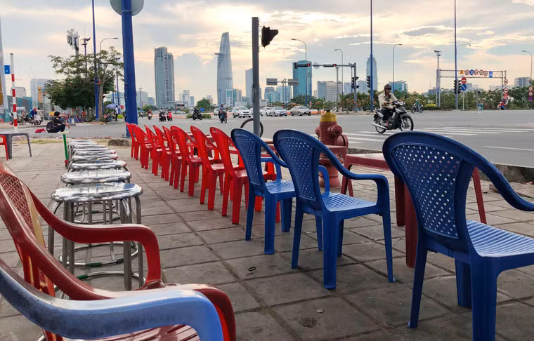 Một người dân tỏ ra hài lòng khi chiếm được vị trí khá lý tưởng trên vỉa hè đại lộ Mai Chí Thọ hướng về hầm Thủ Thiêm.