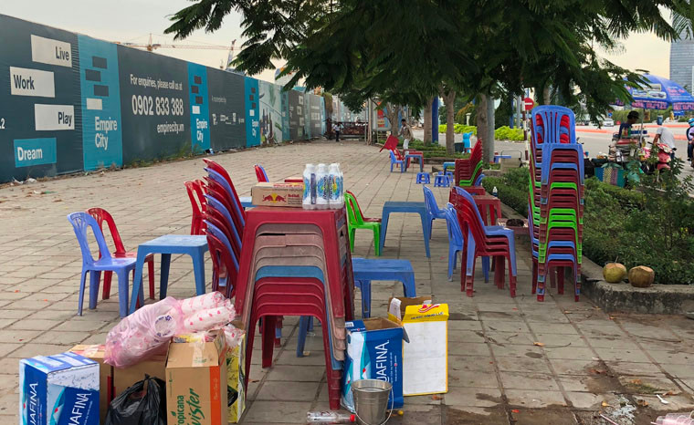 Nhiều người khác chiếm vỉa hè 2 bên đại lộ Mai Chí Thọ.