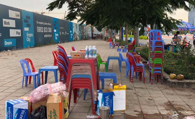 Nhiều người khác chiếm vỉa hè 2 bên đại lộ Mai Chí Thọ.