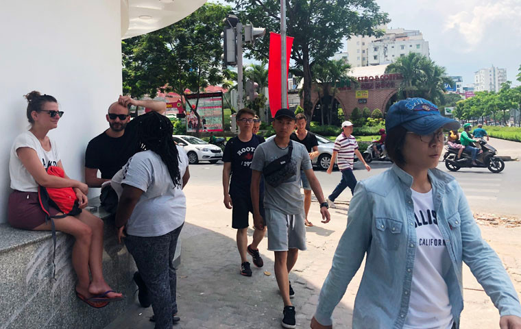 Các nẻo đường ở trung tâm TP tấp nập du khách.