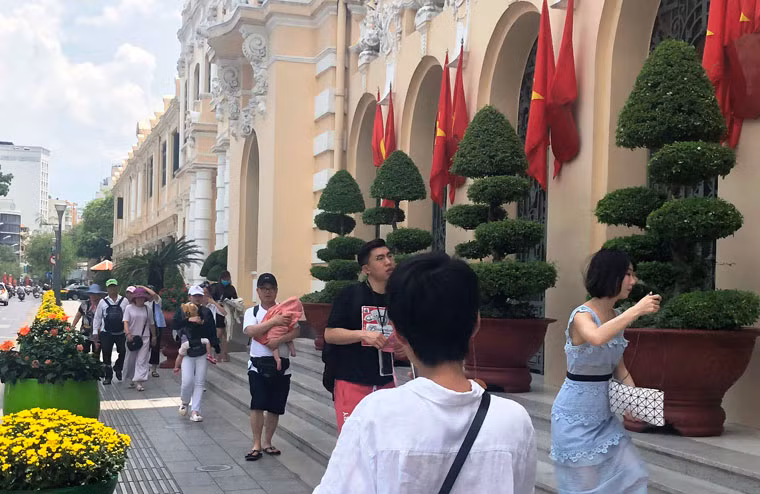  Du khách nước ngoài đến TP HCM đúng dịp đại lễ 30/4 tỏ ra hào hứng và bày tỏ cảm xúc tự hào khi được đến TP HCM đúng dịp đại lễ của người Việt Nam.