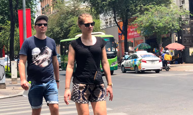 Hòa cùng niềm vui với người dân Sài Gòn, nhiều du khách đã đến các khu vực vui chơi giải trí, trung tâm thương mại.