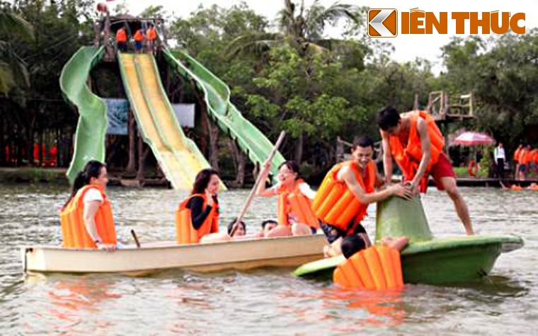 Các khu du lịch dã ngoại sinh thái bên sông Đồng Nai giáp TP HCM như Hương Đồng, Vườn Xoài, Bò Cạp Vàng... thu hút đông đảo du khách đến vui chơi, giải trí.