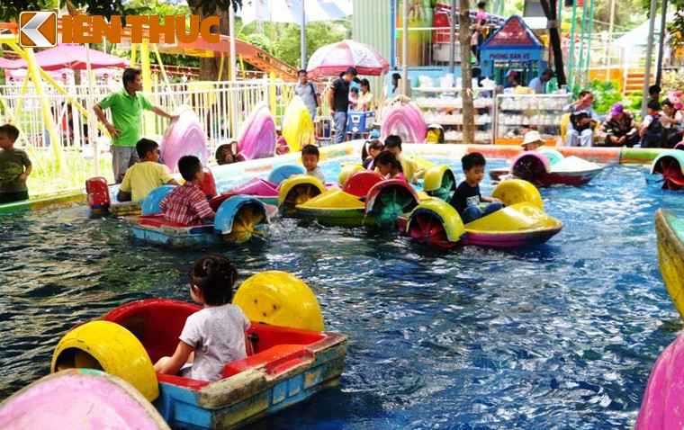 Do thời tiết ở TP HCM những ngày qua nắng nóng nên trò chơi dưới nước luôn thu hút các "thiên thần nhỏ".