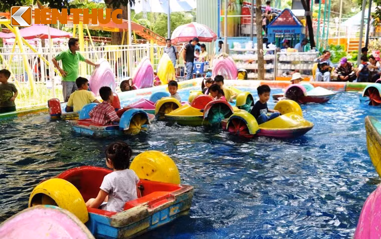 Do thời tiết ở TP HCM những ngày qua nắng nóng nên trò chơi dưới nước luôn thu hút các "thiên thần nhỏ".