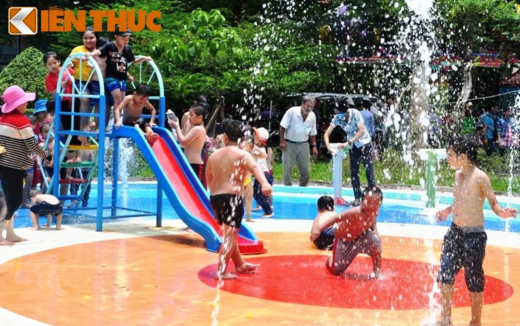 Nhiều du khách từ khắp các tỉnh thành cũng đổ về TP HCM vui chơi dịp nghỉ lễ nên hững ngày nà, lực lượng cảnh sát phải làm việc liên tục để điều tiết giao thông.