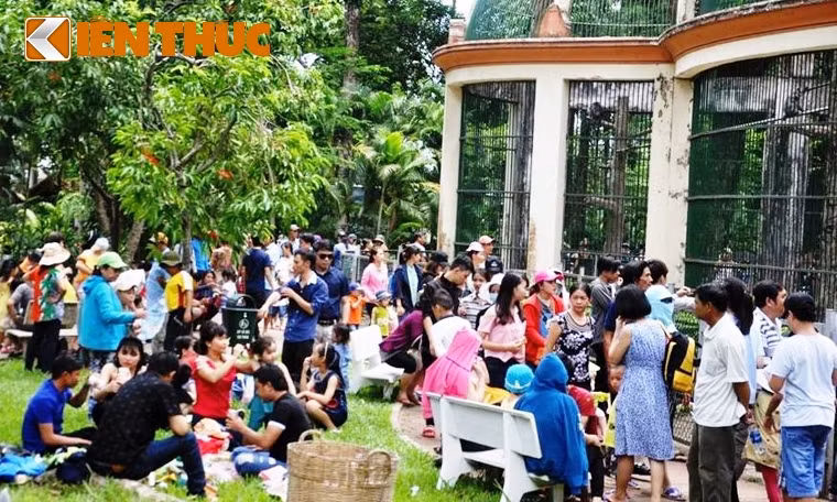 Từ sáng sớm nay (30/4), hàng vạn du khách tấp nập đổ về các điểm vui chơi ở TP HCM khiến nhiều nơi trở nên quá tải.