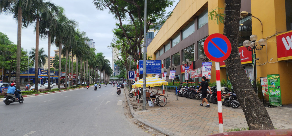 Người tham gia giao thông tại Hà Nội tỏ ra bức xúc khi không có sự công bằng trong việc thực hiện Luật Giao thông đường bộ. Ảnh chụp trước cổng siêu thị Winmart đường Lê Đức Thọ.