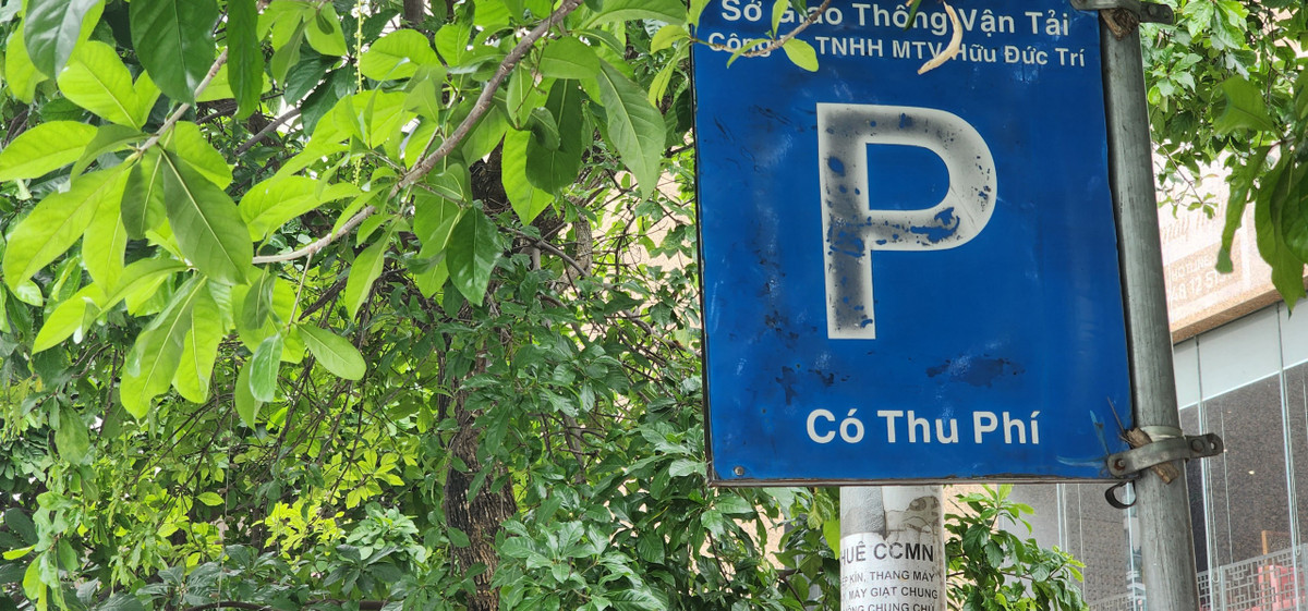 Các vị trí trông giữ xe dưới lòng đường sau biển báo cấm dừng đỗ chủ yếu do Sở GTVT Hà Nội cấp cho Công ty TNHH MTV Hữu Đức Trí và Công ty TNHH MTV khai thác điểm đỗ xe Hà Nội.