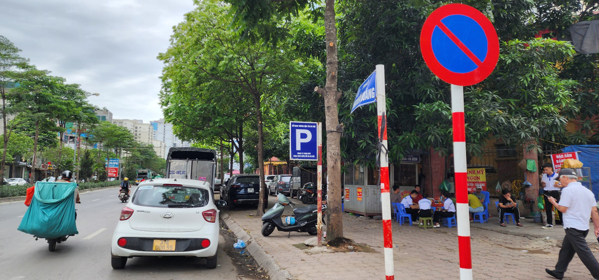 Trao đổi với PV Báo Tri thức và Cuộc sống, ông Trần Hữu Bảo, Phó Giám đốc Sở GTVT Hà Nội cho biết: "Sở đang chỉ đạo rà soát lại toàn bộ hệ thống biển báo để đảm bảo phù hợp. Có thể có những vị trí lắp biển "P" nhưng chưa kịp tháo các biển báo khác".