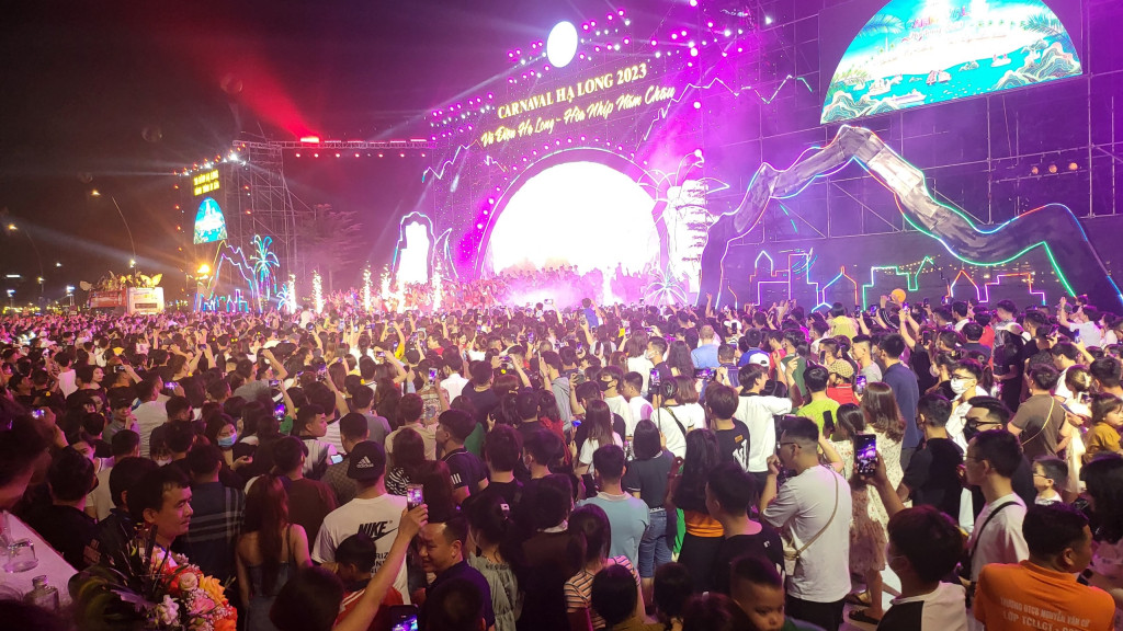 Nét mới trong Carnaval Hạ Long 2023 là chương trình nghệ thuật có sự góp mặt của các ca sĩ đang được yêu mến và các ca sĩ thành danh là người Quảng Ninh; kết hợp vũ hội đường phố được thể hiện sôi động thông qua các màn múa, điệu nhảy truyền thống, hiện đại của đại diện các dân tộc tỉnh, nét văn hóa một số vùng, miền của Việt Nam và các nước trên thế giới.