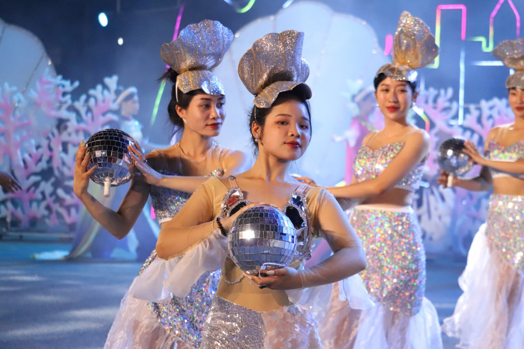 Carnaval Hạ Long 2023 đã để lại trong lòng du khách nhiều cảm xúc về một bữa tiệc của văn hóa, âm nhạc và ánh sáng sôi động, trẻ trung, rực rỡ sắc màu.