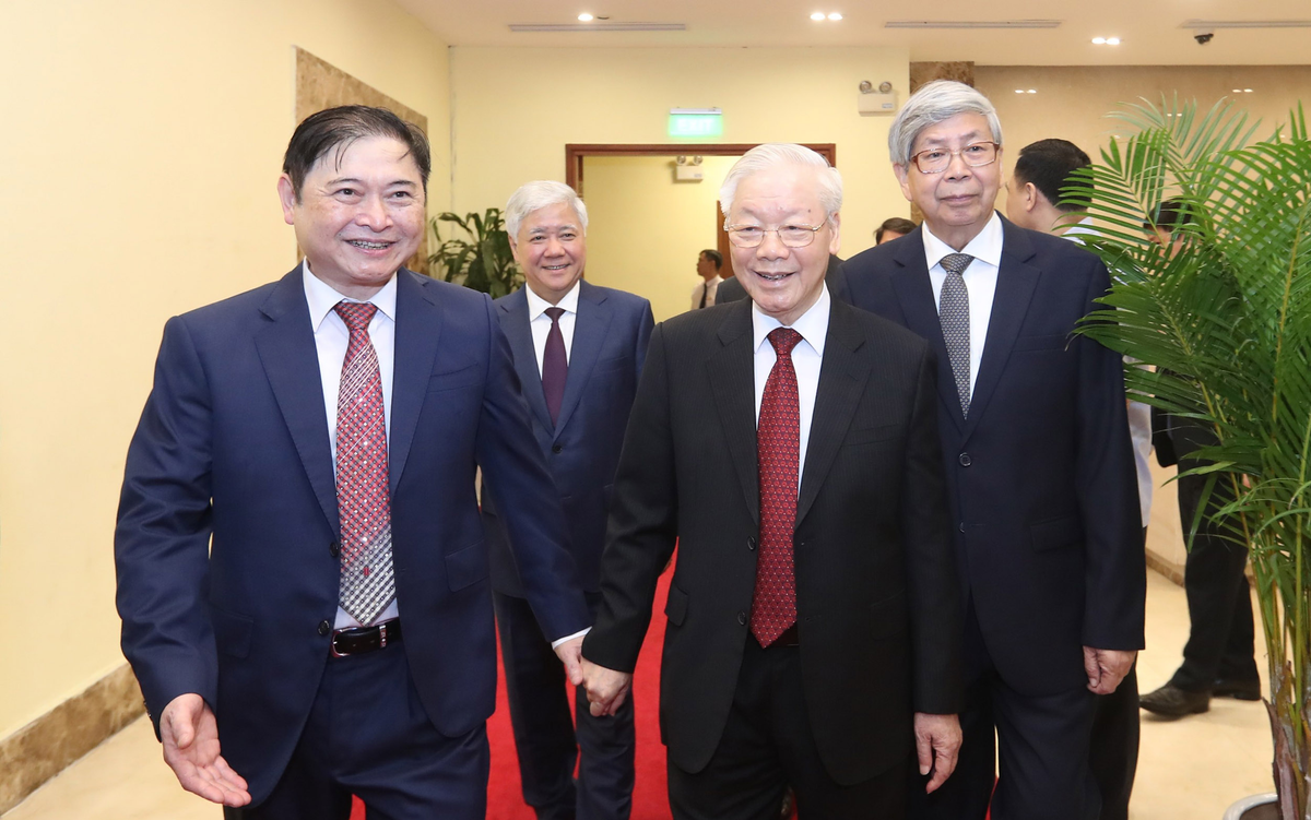 Đội ngũ trí thức là lực lượng quan trọng thúc đẩy sự phát triển của xã hội Doi ngu tri thuc la luc luong quan trong thuc day su phat trien cua xa hoi