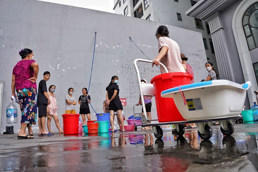 Hà Nội cắt nước sạch giữa nắng nóng: Dân bỏ tiền mua, kiện được không? Ha Noi cat nuoc sach giua nang nong: Dan bo tien mua, kien duoc khong?