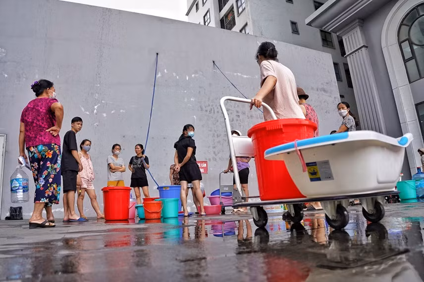 Ha Noi cat nuoc sach giua nang nong: Dan bo tien mua, kien duoc khong?