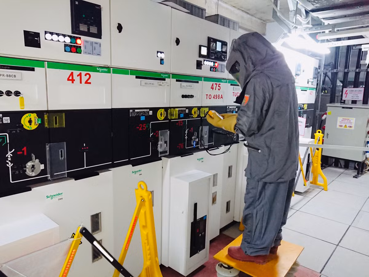 Nguyên nhân chính khiến dự án bị chậm tiến độ là do công tác lãnh đạo, chỉ đạo điều hành của UBND TP. Hà Nội còn chưa sát sao, quyết liệt; chậm trễ, vướng mắc về giải phóng mặt bằng, di dời hạ tầng kỹ thuật; năng lực thực hiện dự án của chủ đầu tư còn hạn chế, chưa am hiểu hết và đầy đủ về công nghệ, chưa có thực tiễn quản lý, điều hành dự án có quy mô lớn, có tính kinh tế - kỹ thuật cao, phức tạp...