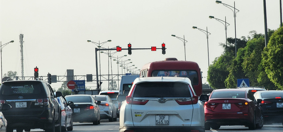 Lượng lớn phương tiện nối đuôi nhau di chuyển trên Quốc lộ 21 đi về phía nút giao Liêm Tuyền (Cao tốc Pháp Vân - Cầu Giẽ).