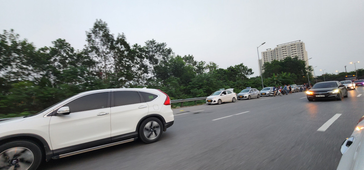 Lợi dụng sự vắng mặt của lực lượng chức năng, nhiều taxi vào đoạn cao tốc để nằm chờ đón, bắt khách.