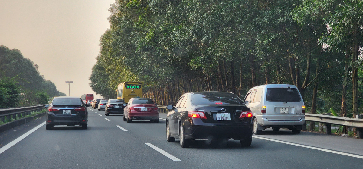 Cao tốc Pháp Vân - Cầu Giẽ vẫn xuất hiện tình trạng ùn ứ, nhiều đoạn chỉ di chuyển với tốc độ 30km/h. Nhiều lái xe "liều mình" điều khiển phương tiện vào làn đường khẩn cấp để tránh đi chậm.