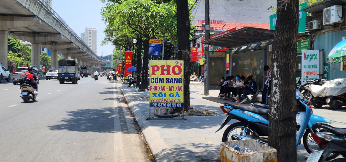 Các biển quảng cáo che khuất điểm chờ xe buýt.