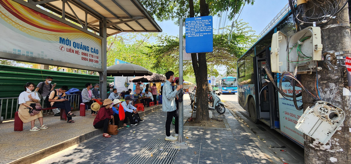 Cạnh điểm xe buýt mọc lên các quán trà đá lấn chiếm không gian.