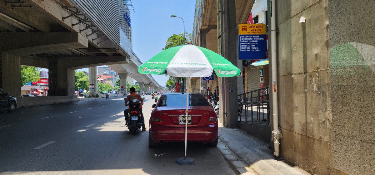 Thậm chí, người dân sẵn sàng dựng ô che nắng cho xe ngay tại điểm dừng xe buýt tại ga đường sắt trên cao Cầu Diễn.