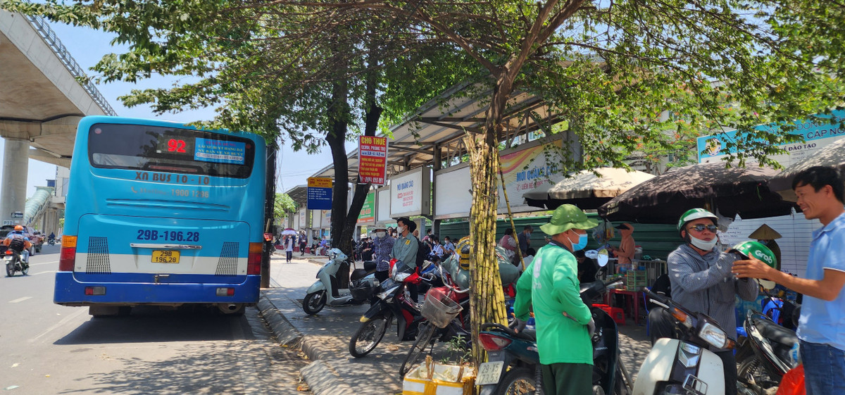 Điểm xe buýt trước cổng Đại học Công nghiệp Hà Nội bị hàng quán và xe ôm "cạnh tranh" từng mét.