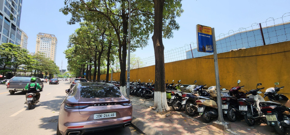 Ghi nhận của PV Báo Tri thức và Cuộc sống, tại nhiều tuyến đường, phố Hà Nội như: Phạm Hùng, Duy Tân, Tôn Thất Thuyết, Cầu Diễn… xảy ra tình trạng lấn chiếm vỉa hè, lòng đường tại các điểm dừng xe buýt diễn ra phổ biến, tràn lan. Tại phố Duy Tân, vị trí điểm đỗ xe buýt bị tận dụng làm điểm trông xe.