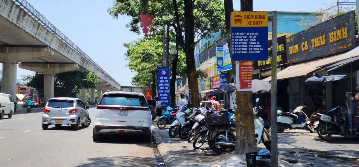 Trên tuyến đường Cầu Diễn, PV quan sát thấy hàng dài ô tô đỗ chiếm cả lòng đường gây khó khăn cho xe buýt vào đón khách. Trên vỉa hè, nhiều chiếc xe máy đỗ chờ cản trở người đi bộ đến điểm buýt. Thực tế, nếu không chú ý quan sát, rất nhiều người sẽ không biết tại đây có điểm dừng này.