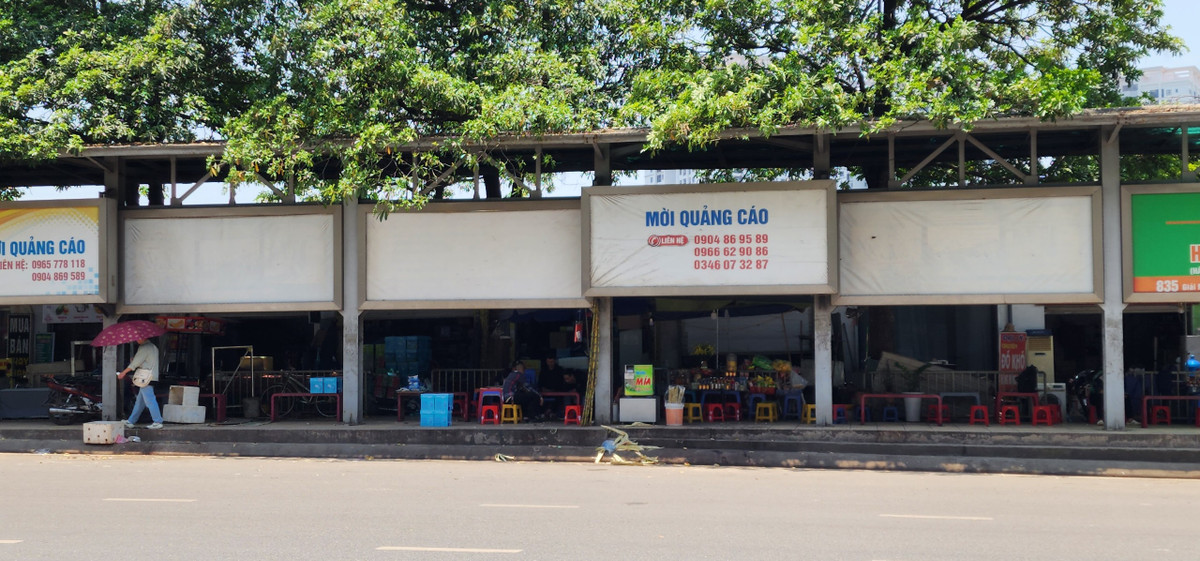 Đặc biệt là điểm xe buýt Nhổn, phần lớn ghế chờ và không gian chờ xe buýt đều đã bị hàng quán chiếm đóng.