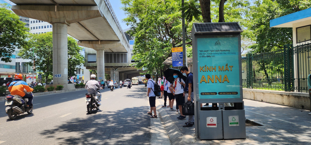 Tại điểm xe buýt trước cổng Đại học Quốc gia Hà Nội, biển quảng cá hoạt động bằng năng lượng mặt trời, phía dưới kết hợp thùng rác công cộng bị phản ánh đặt vị trí không hợp lý, che khuất tầm nhìn vào bến xe buýt.