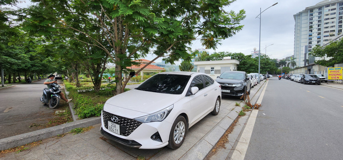 Ghi nhận của PV Báo Tri thức và Cuộc sống, vỉa hè của công viên hồ điều hòa Mai Dịch nằm trên địa bàn phường Mai Dịch (quận Cầu Giấy, Hà Nội) và phường Mỹ Đình 2 (quận Nam Từ Liêm, Hà Nội) đang bị lấn chiếm, tận dụng làm nơi đỗ xe trái quy định, gây hư hại kết cấu hạ tầng vỉa hè.