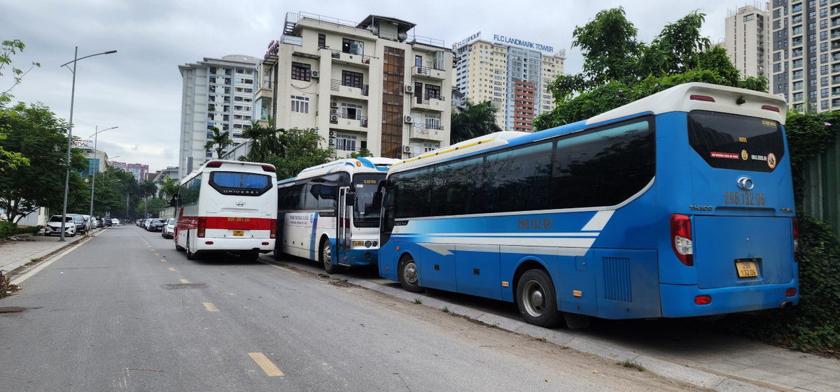 Thậm chí, xe khách và các phương tiện ô tô lớn cũng ngang nhiên đỗ trên vỉa hè, nhưng không bị lực lượng chức năng kiểm soát, xử lý.