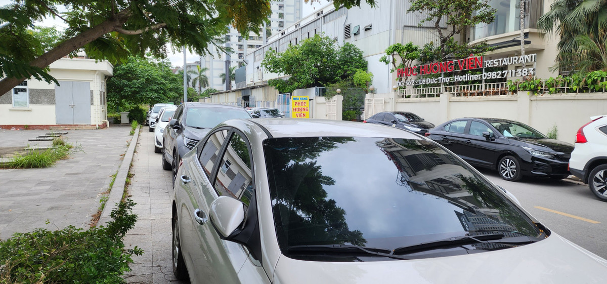 Đoạn dài vỉa hè công viên không có lối thoát vì hàng dài ô tô chiếm dụng.