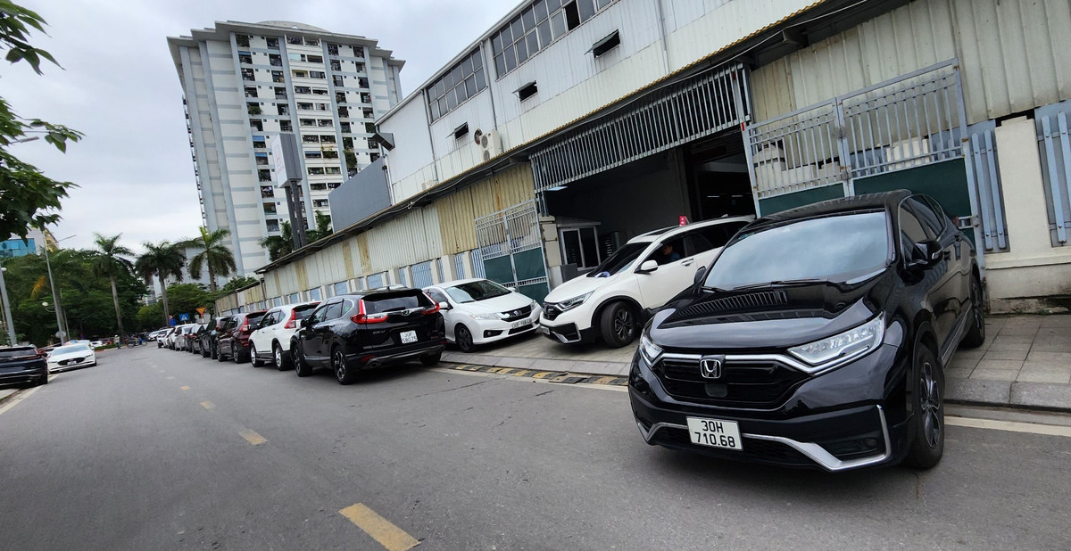 Vỉa hè sát cạnh công viên hồ điều hòa cũng bị Đại lý ô tô Honda chiếm dụng để làm nơi đỗ xe của khách và nằm chờ bảo dưỡng.