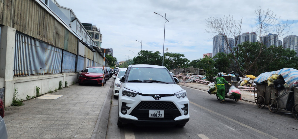 Không chỉ lối đi trên vỉa hè dành cho người đi bộ không còn, mà lòng đường cũng bị chiếm dụng làm chỗ đỗ xe.