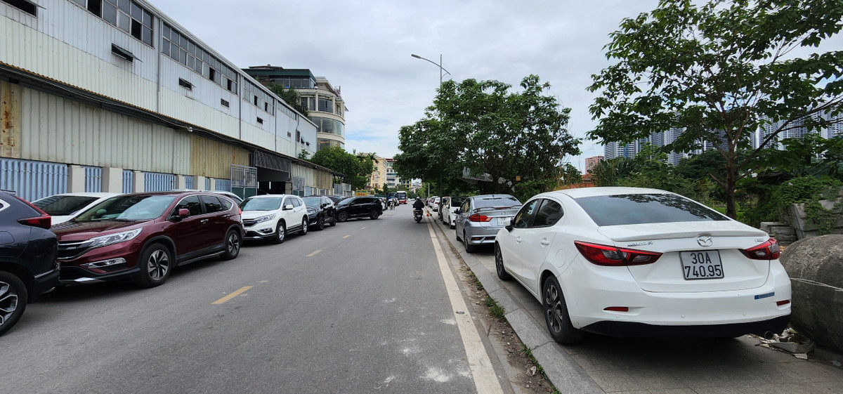 Vỉa hè Công viên hồ điều hòa Mai Dịch và lòng đường sát cạnh luôn trong tình trạng chật kín ô tô, nhưng không bị cơ quan chức năng xử lý.