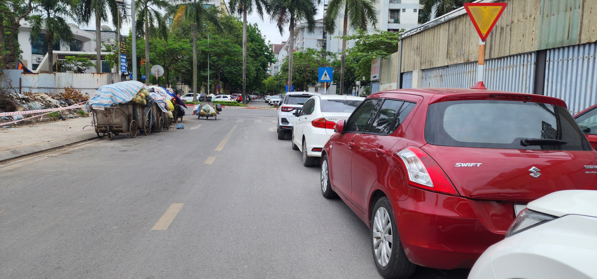 Mặc dù là nút giao nguy hiểm với đường Lê Đức Thọ, nhưng các phương tiện ô tô vẫn đỗ tràn làn, lấn chiếm một phần diện tích lòng đường và che khuất tầm nhìn giao thông.