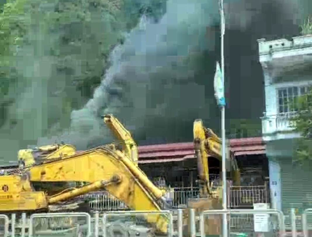 Đang cháy lớn tại khu vực xưởng máy xúc ở Quảng Ninh Dang chay lon tai khu vuc xuong may xuc o Quang Ninh